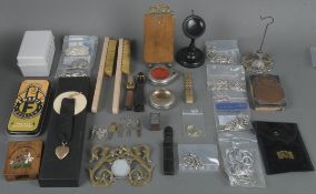 Konvolut Zubehör für Taschen- und Armbanduhren. Bestehend aus: Etuis, Uhrenständer, Armbänder, Uhre