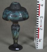 Jugendstil-Tischlampe. Nancy, Daum Frères um 1900. Farbloses Glas, farbig überfangen, umlaufend ges