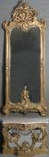 Konsole mit Spiegel. Frankreich 19. Jh. Massivholz / Stuck, auf Kreidegrund gold gefasst, reich dek