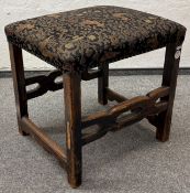 Hocker. England 17./18. Jh. Massiv Eiche, Sitz gepolstert, H=47 cm, B=48 cm, T=42 cm.