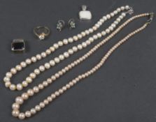 Konvolut Schmuck: Zwei Anhänger, ein Paar Ohrringe, zwei Perlenketten und ein Ring. Teilw. Silber, 