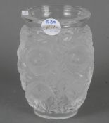Vase „Bagatelle“. Lalique 20. Jh. Opakes Glas, reliefiert und geschliffen mit Vögeln und Zweigen, H