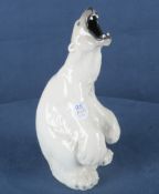 Brüllender Eisbär. Royal Copenhagen 20. Jh. Porzellan, naturalistisch modelliert und staffiert, als