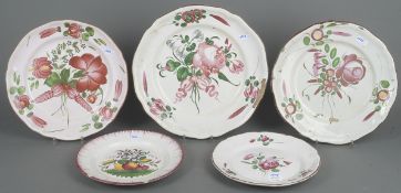 Drei Platten und zwei Teller. Frankreich 19. Jh. und später. Fayence, bunt floral bemalt, ohne Mark