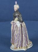 „Donna Martina“ aus der Commedia dell'Arte. Nymphenburg 20. Jh. Porzellan, aufwendig bemalt und gol
