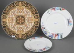 Drei Designer-Teller. Kahla / Rosenthal 20. Jh. Porzellan, mit bunten abstrakten Motiven bzw. ornam