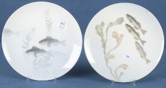 Zwei Teller. Royal Copenhagen 20. Jh. Porzellan, bemalt mit Fischen, am Boden unterglasurblaue Well