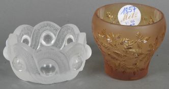 Schale und Vase. Frankreich, René Lalique 20. Jh. Dickwandiges Glas mit Reliefdekor, am Boden mit Ä