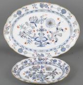 Zwei ovale Platten „Zwiebelmuster“. Meissen 19. Jh. Porzellan, unterglasurblau bemalt,  korallenrot