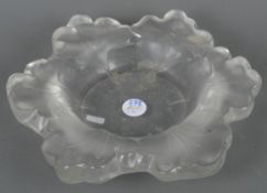 Blattschale. Frankreich, René Lalique 20. Jh. Opakes Glas, am Boden gemarkt, H=6 cm, D=30 cm.