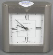 Wecker. New York, Tiffany & Co 20. Jh. Edelstahl, rechteckig, auf dem Zifferblatt bez., Quarzwerk, 