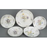 Vier Teller und eine Platte. Wohl Crailsheim 19. Jh. Fayence, bunt floral bemalt, ohne Marke, D=22,