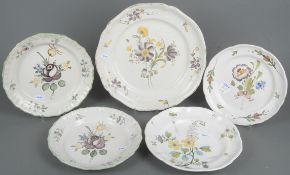Vier Teller und eine Platte. Wohl Crailsheim 19. Jh. Fayence, bunt floral bemalt, ohne Marke, D=22,