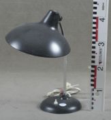 Bauhaus-Schreibtischlampe. Gebr. Kaiser & Co Leuchten KG 20. Jh.  Schwarz lackiertes Metall und Chr
