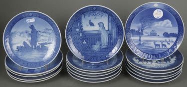 16 Weihnachtsteller. Royal Copenhagen 1934-2000. Porzellan, unterglasurblau bemalt, am Boden gemark