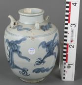 Vase. Qing-Dynastie 19. Jh. Keramik, mit blauem Drachendekor, H=35 cm, D=25 cm.