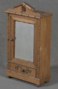 Puppenschrank mit Spiegel. Deutsch um 1900. Holz, auf vier Füßen stehend, unten ein Schub, darüber 