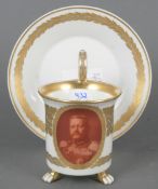 Porträttasse „Kaiser Wilhelm II.“ mit Unterschale. Berlin KPM 1914-1918. Die Tasse auf Löwenpranken