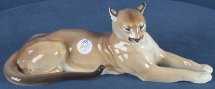 Liegender Puma. Nymphenburg 1918. Porzellan, naturalistisch modelliert und  staffiert, am Boden Rau