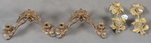 Paar Wandgirandolen und ein Paar Gardinenhalterungen. Frankreich 20. Jh. Metall, floral geformt und