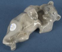 Liegender Bär. Royal Copenhagen dat. 1906. Porzellan, naturalistisch modelliert und staffiert, am B