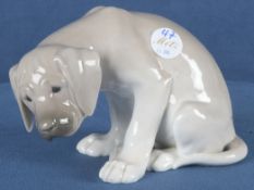 Hundewelpe „Bob“. Royal Copenhagen 20. Jh. Porzellan, naturalistisch modelliert und staffiert, am B