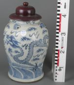 Deckelgefäß. Asien. Porzellan, unterglasurblau bemalt mit Drachen und stilisierten Ornamenten, Schu