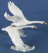 Zwei fliegende Schwäne. Hutschenreuther 20. Jh. Porzellan, naturalistisch modelliert und staffiert,