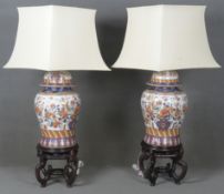 Paar Tischlampen. Asien. Porzellan, bunt bemalt mit asiatischem Floraldekor; je stehend auf geschwe