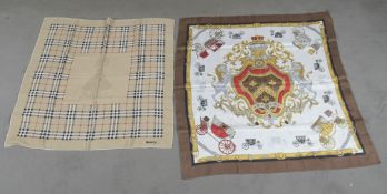 Zwei Halstücher. P.L. Gallieni (86 x 84 cm) und Burberry (72 x 72 cm).