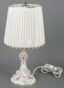 Tischlampe. Meissen 1924-34. Porzellan, korallenrot bemalt mit indianischem Floraldekor, gold überd