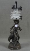 Tischlampe. Frankreich 20. Jh. Weißbronze, sitzender Hirte mit Schaf, Glasschirm in Blütenform, H=5