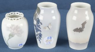 Drei Vasen. Royal Copenhagen 20. Jh. Porzellan, bunt bemalt mit Floraldekor, Schmetterling und Fled