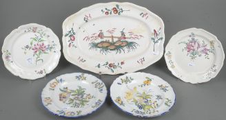 Vier Teller und eine Platte. Frankreich 19. Jh. und später. Fayence, bunt floral bemalt, ohne Marke
