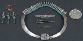 Konvolut Schmuck: Collier, Stabbroschen, Anhänger, Ohrringe, Krawattenclip und Münzanhänger. Silber