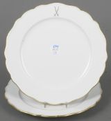 Zwei große Platten. Meissen 20. Jh. Porzellan, weiß glasiert, mit Goldrand, verso unterglasurblaue 