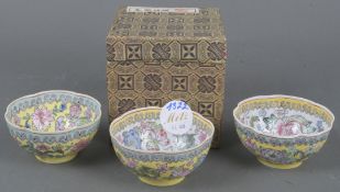 Drei Koppchen. Asien. Porzellan, mit Reliefdekor, bunt bemalt, am Boden gemarkt, in Original-Box.