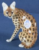 Sitzender Serval. Nymphenburg 1914. Porzellan, naturalistisch modelliert und staffiert, am Boden ei
