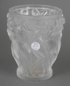 Bacchantes-Vase. Frankreich, René Lalique 20. Jh. Kristallglas, satiniert, umlaufend reliefiert mit