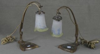 Paar Jugendstil-Tischlampen. Frankreich um 1900. Bronzegestell mit Glasschirmen. (Funktion ungeprüf