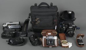 Konvolut Fotoapparate und -zubehör, u.a. Fototasche,  Minolta AF 7000, Nikon 100 M 300 AF, Kodak Ad