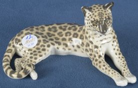 Liegender Panther. Nymphenburg 1908. Porzellan, naturalistisch modelliert und staffiert, am Boden e