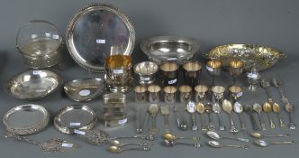 Konvolut Silber, ca. 2.913 g. Bestehend aus: Becher, Besteckteile, Schalen, Schnapsbecher, Salzstre