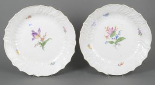 Zwei runde Platten „Altbrandensteinrelief“. Meissen 20. Jh. Porzellan, passend zur Vornummer, am Bo