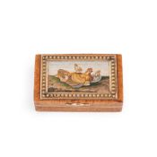 TABATIÈRE EN BOIS DE BRUYÈRE ET EN OR AVEC MICROMOSAÏQUE, ROME, XIXe SIÈCLE