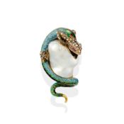 BROCHE EN FORME DE LÉZARD EN OR, ARGENT, PERLE BAROQUE, ÉMAIL, RUBIS ET ROSES DE DIAMANTS, VERS