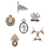 ENSEMBLE DE SIX BROCHES RÉGIMENTAIRES EN OR, PLATINE, ARGENT, ÉMAILLES, SAPHIRS, RUBIS ET