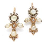 PAIRE DE PENDANTS D'OREILLES EN OR, PERLES ET DIAMANTS