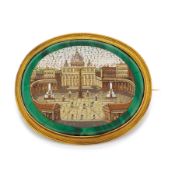 BROCHE EN OR, MALACHITE ET MICROMOSAÏQUE