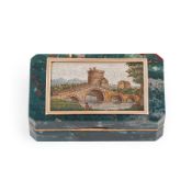 TABATIÈRE EN JASPRE SANGUIN ET EN OR AVEC MICROMOSAÏQUE, ROME, XIXe SIÈCLE